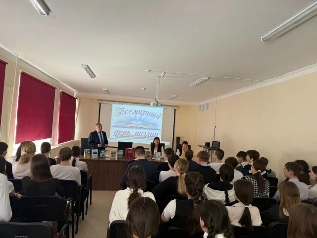 Укучылар язучы Рудольф Павлов белән очрашты