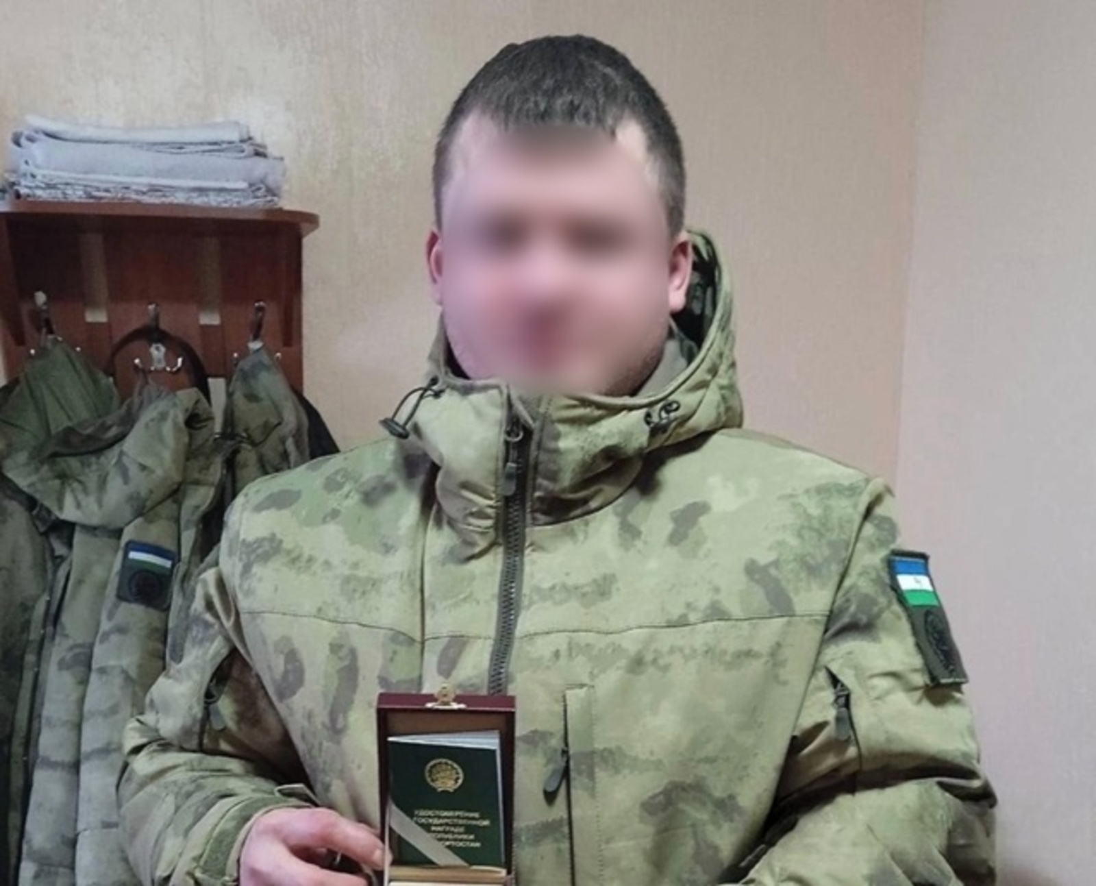 МХОда катнашучы Андрей Мангуловтан мәктәпкә бүләк