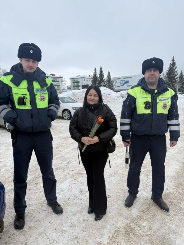 Юл инспекторлары автоледиларны тәбрикләделәр