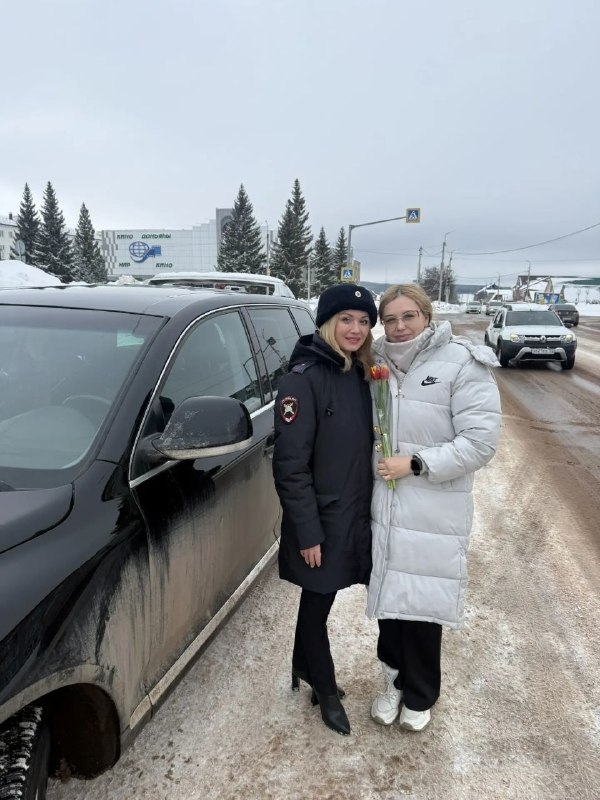 Юл инспекторлары автоледиларны тәбрикләделәр