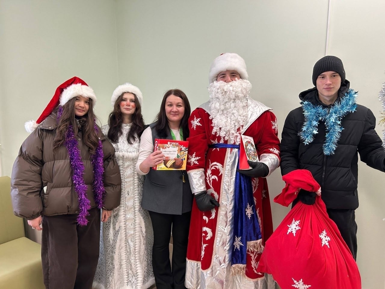 Аксаков укучылары бәйрәмнәрдә эшләүчеләрне котладылар