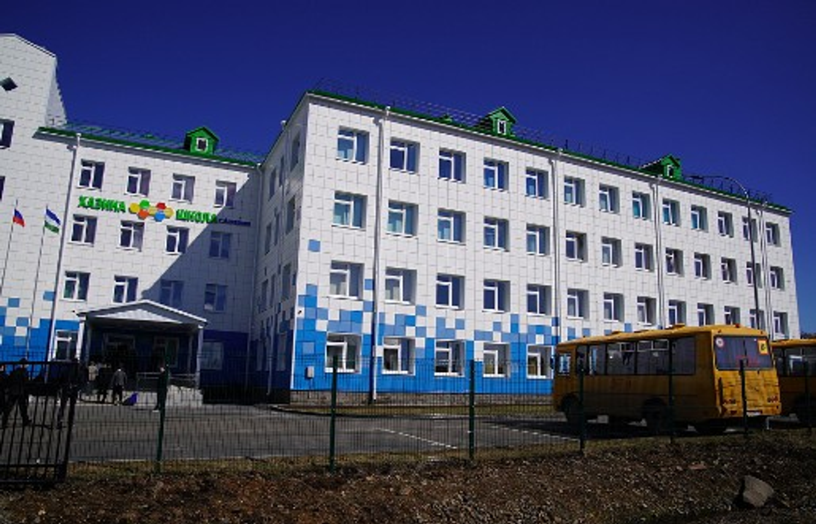 Радий Хабиров посетил новую полилингвальную школу «Хазина»