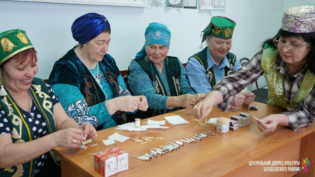 Изге догалар белән окоп шәмнәре ясыйлар