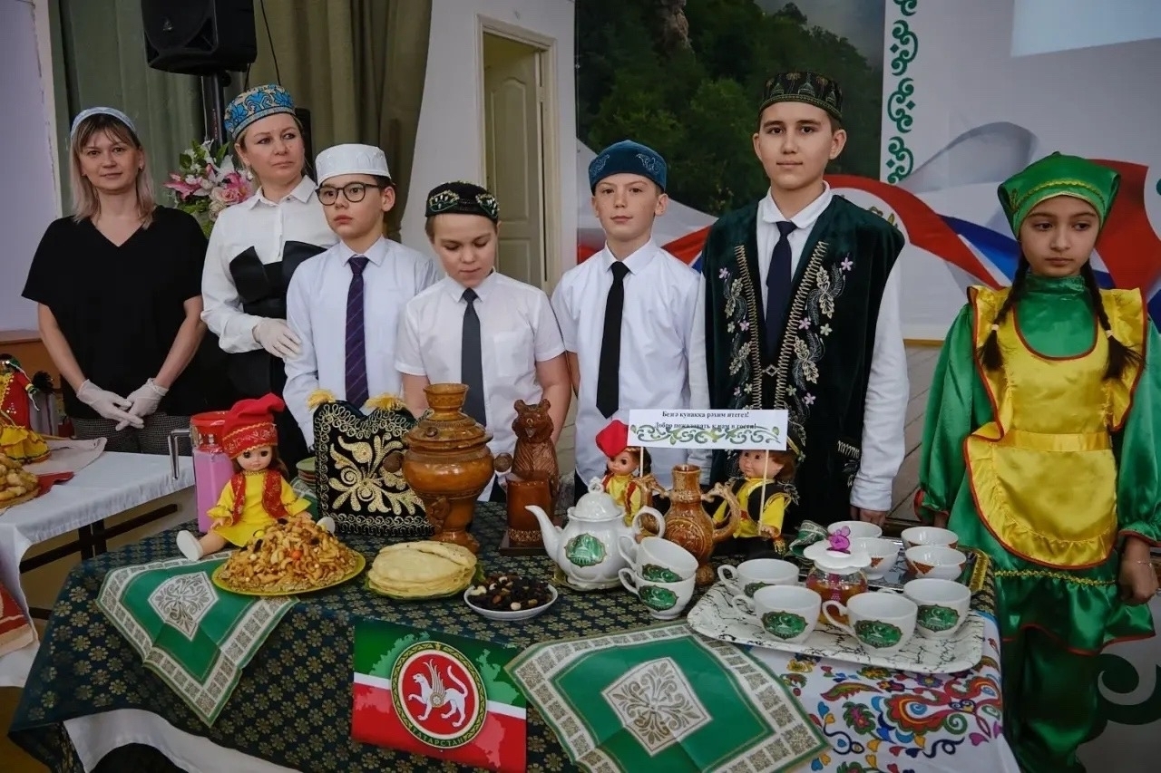 "Без төрле, әмма без бергә"