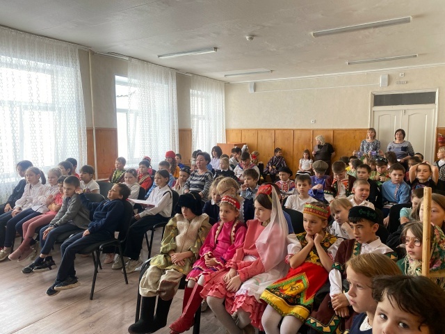 Интернат-мәктәп сәхнәсендә бердәмлек бәйрәме