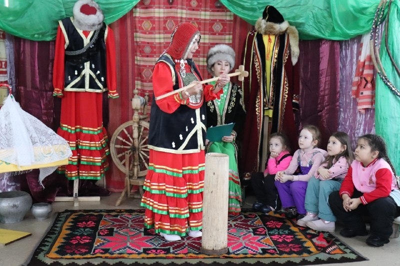 Башкорт  тирмәсе гөмбәзе астында