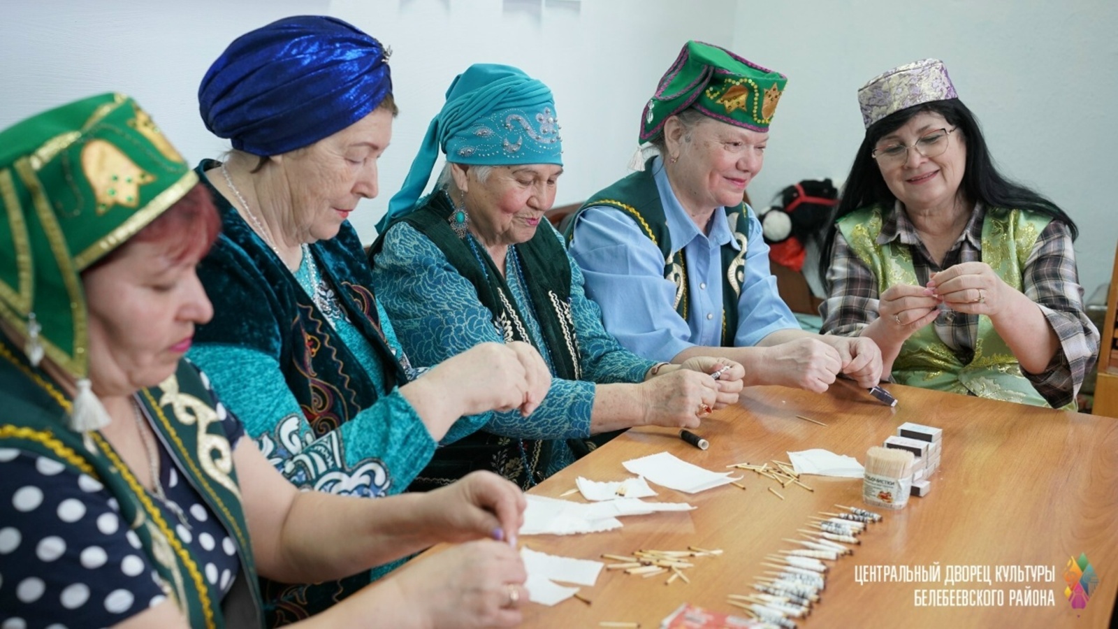 Изге догалар белән окоп шәмнәре ясыйлар