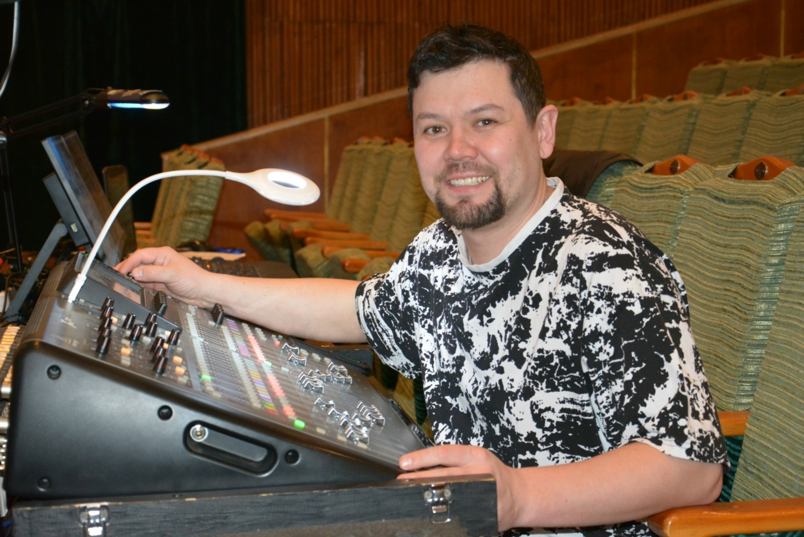 Сәхнә эффектлары остасы