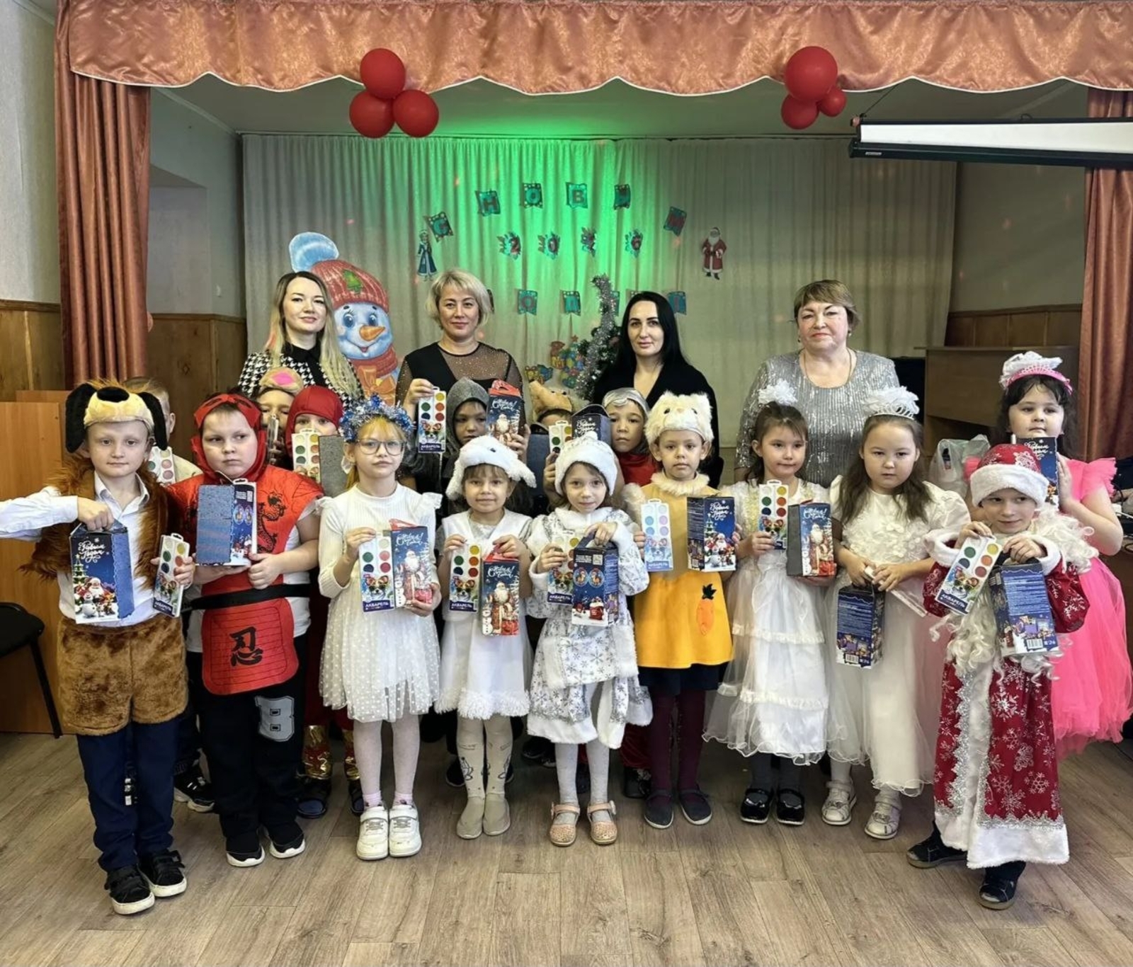 Суд вәкилләре интернат-мәктәптә тәрбияләнүчеләрне Яңа ел белән котладылар