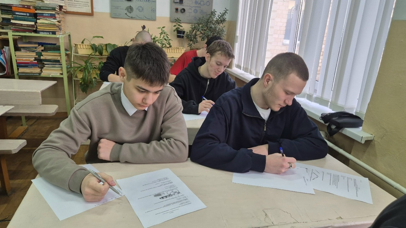 Студент-слесарьлар һөнәри осталык конкурсында көч сынаштылар