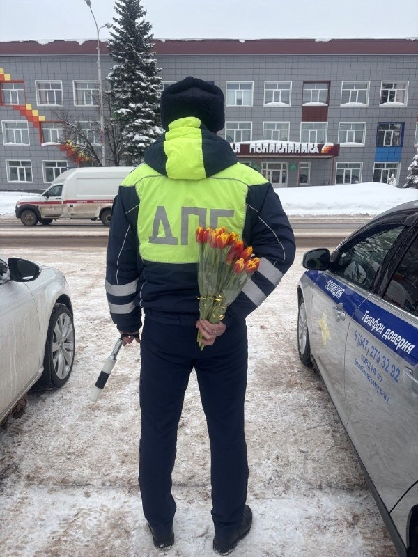 Юл инспекторлары автоледиларны тәбрикләделәр