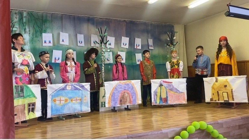 Интернат-мәктәп сәхнәсендә бердәмлек бәйрәме