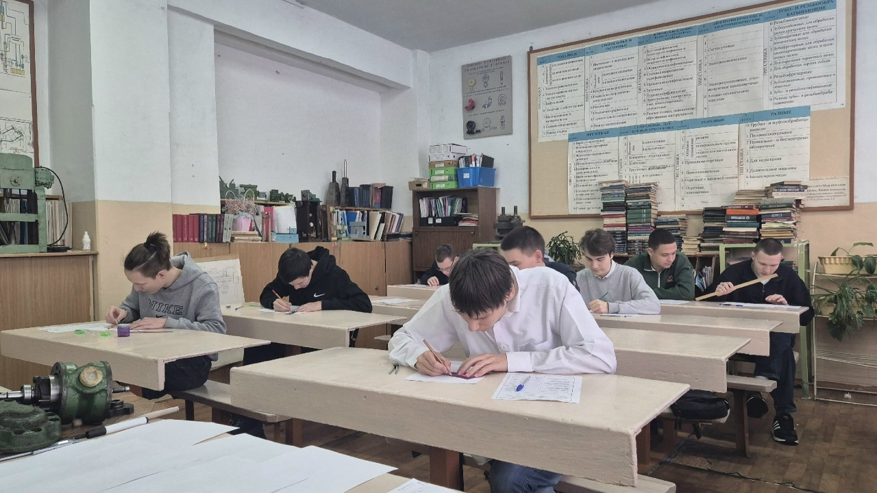 Студент-слесарьлар һөнәри осталык конкурсында көч сынаштылар