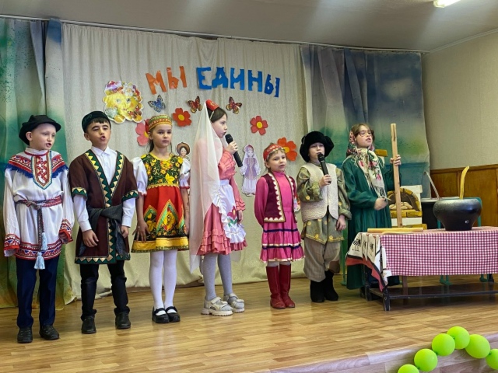 Интернат-мәктәп сәхнәсендә бердәмлек бәйрәме