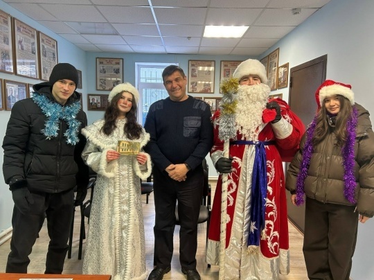 Аксаков укучылары бәйрәмнәрдә эшләүчеләрне котладылар