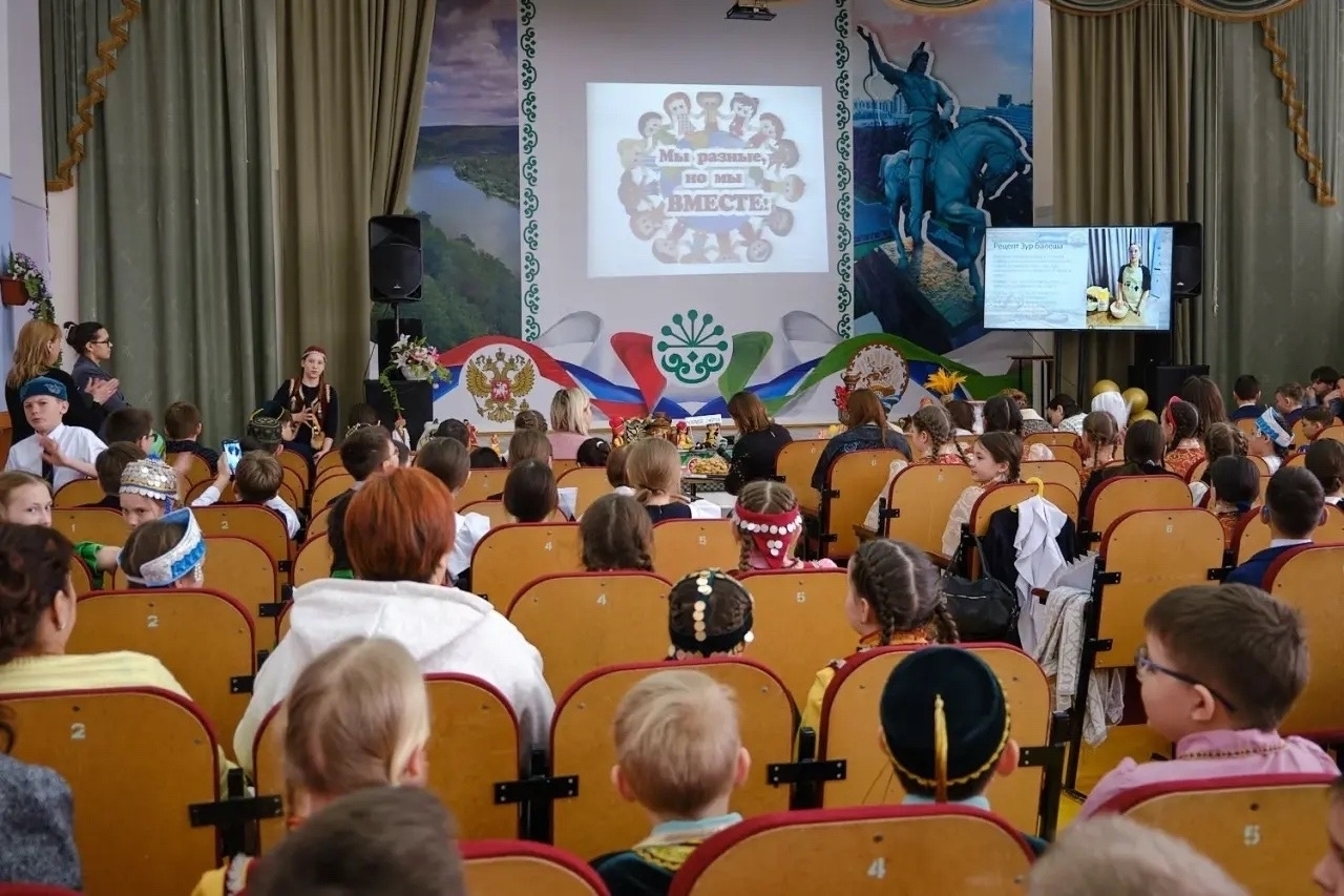 "Без төрле, әмма без бергә"